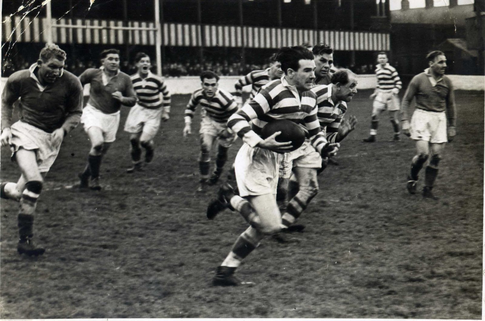 Joe Warham break clear against Batley - Nov 4th 1950.