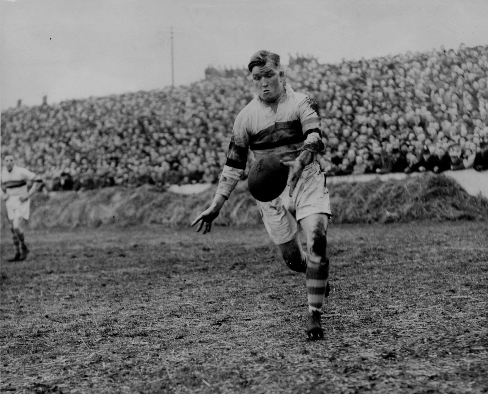 Ken Traill prepares to kick at a packed Watersheddings - Feb 4th 1950.