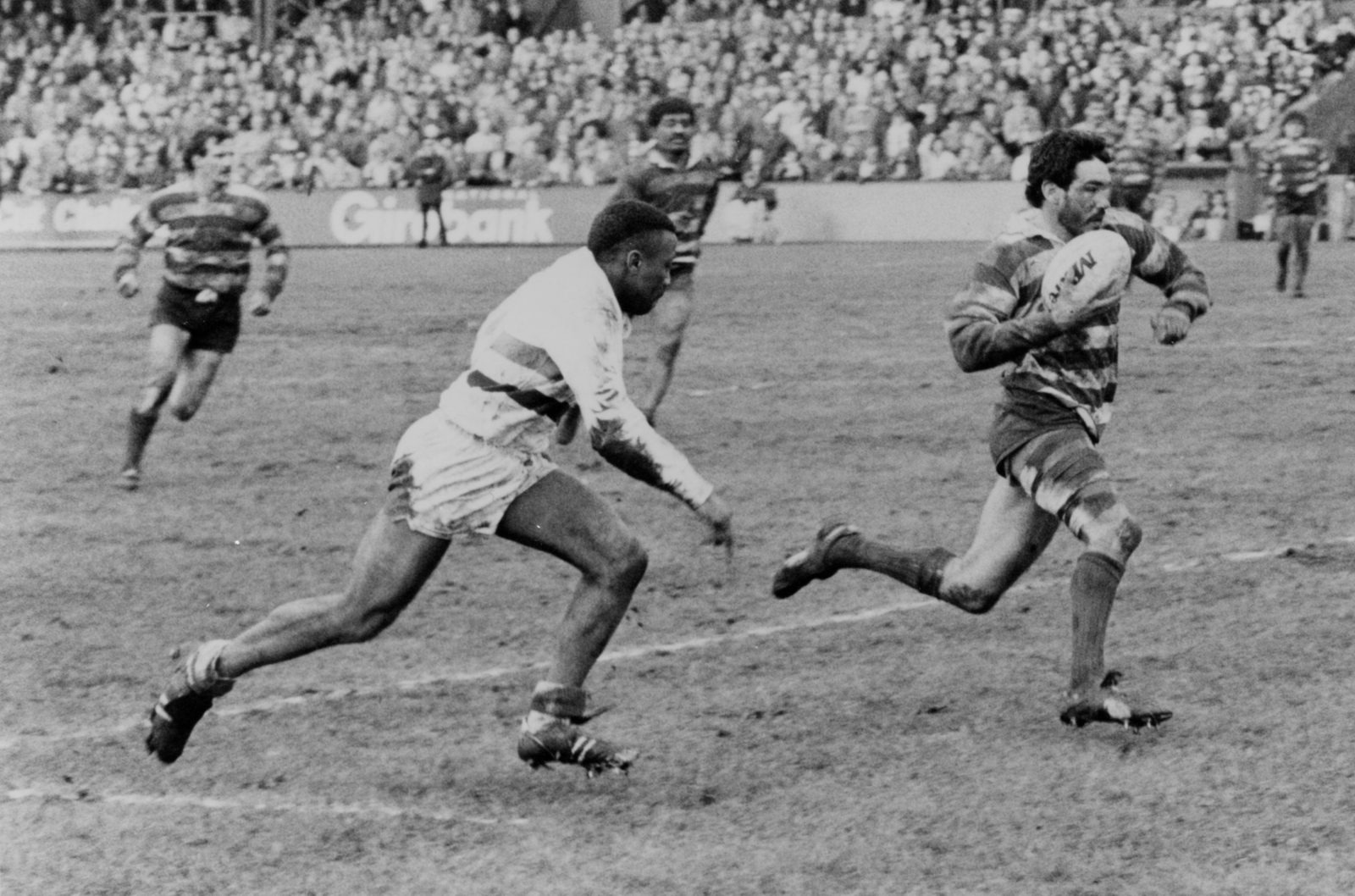 David Lidiard speeds away from Roger Simpson - March 16th 1986.