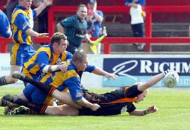Lee Marsh scores the first of his two tries at Doncaster - April 26th 2004.
