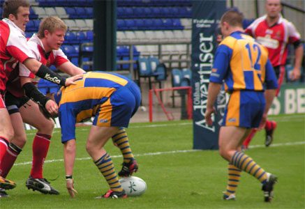 Phil Farrell and Adam Sharples defend the line - Sep 12th 2004.