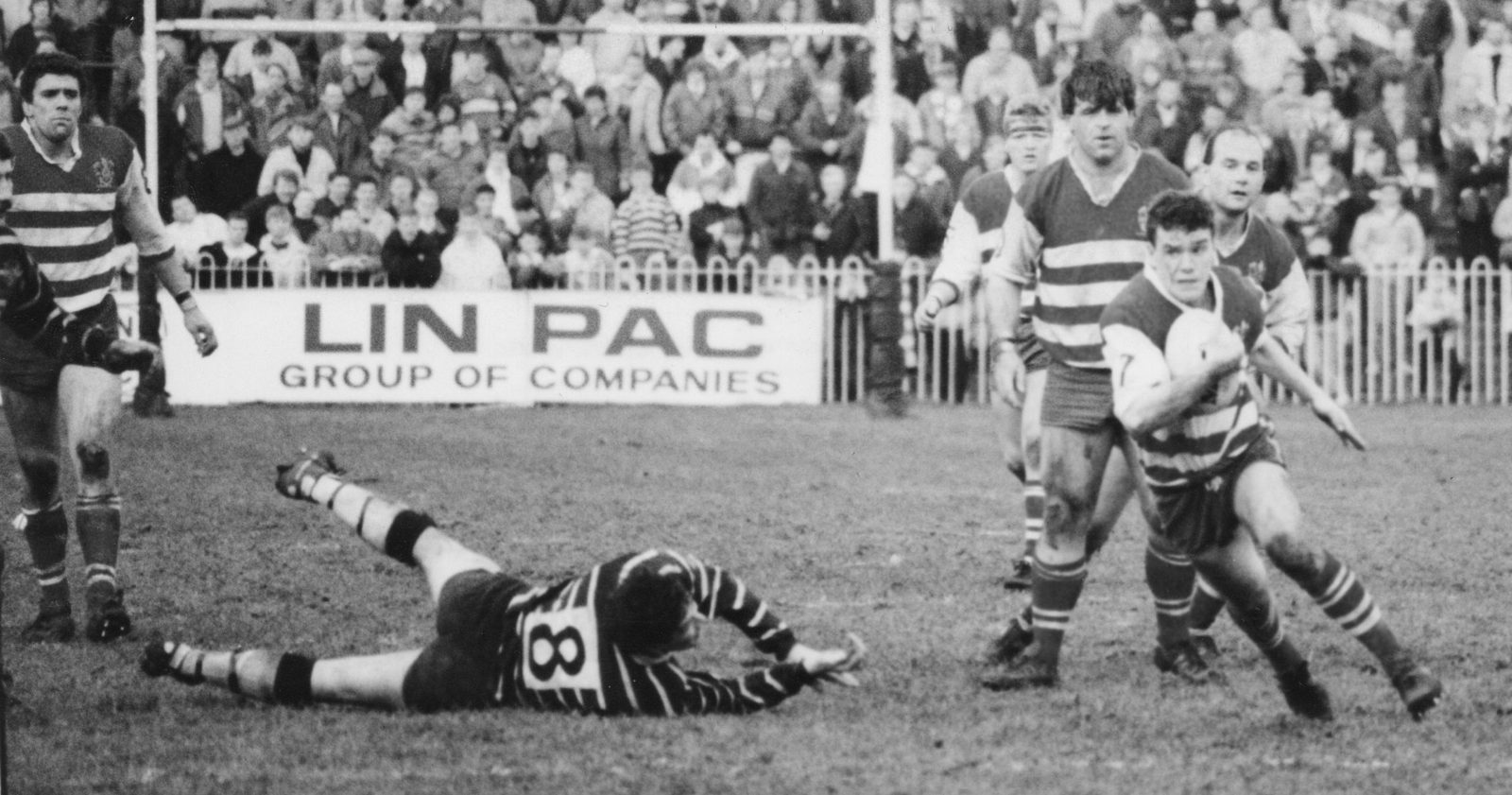 Mike Ford breaks clear at Featherstone watched by Neil Clawson, Leo Casey,Hugh Waddell and Terry Flanagan - Feb 21st 1988.