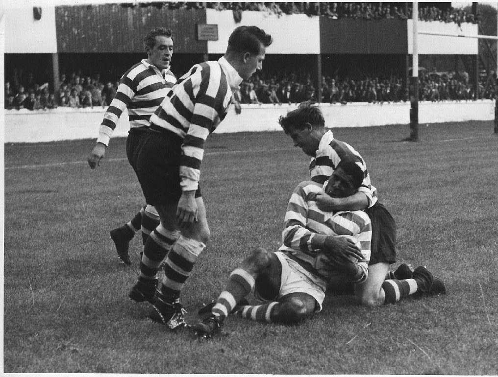 Des McKeown tackles Johnny Freeman with Vince Nestor and Bernard Ganley on hand - Aug 9th 1959.