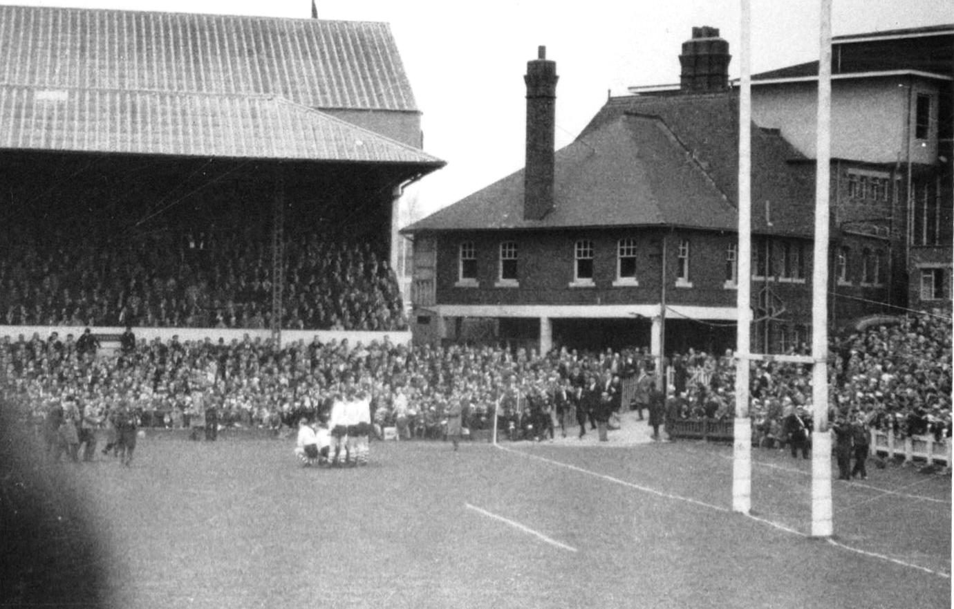 Oldham line up for a team photo at Headingley - April 11th 1964.