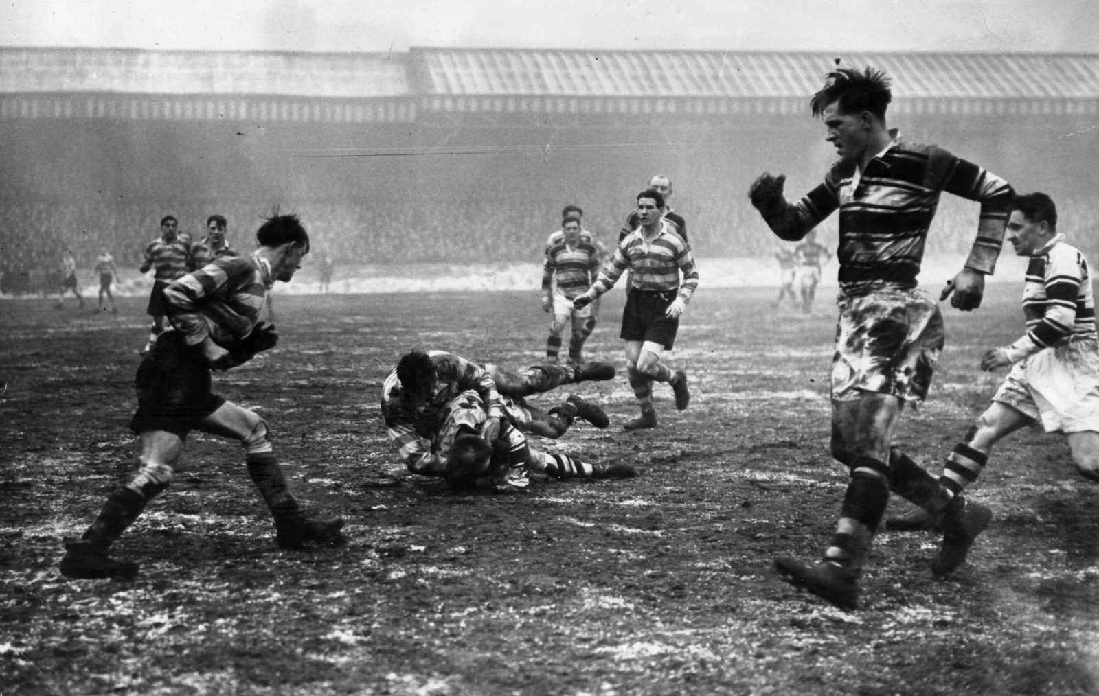 Cup-tie action. Oldham v Hull - Feb 16th 1952.