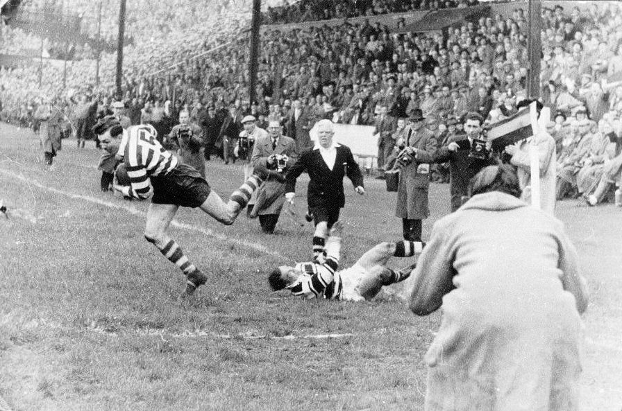 John Etty avoids the tackle of Tommy Harris to score - May 18th 1957.