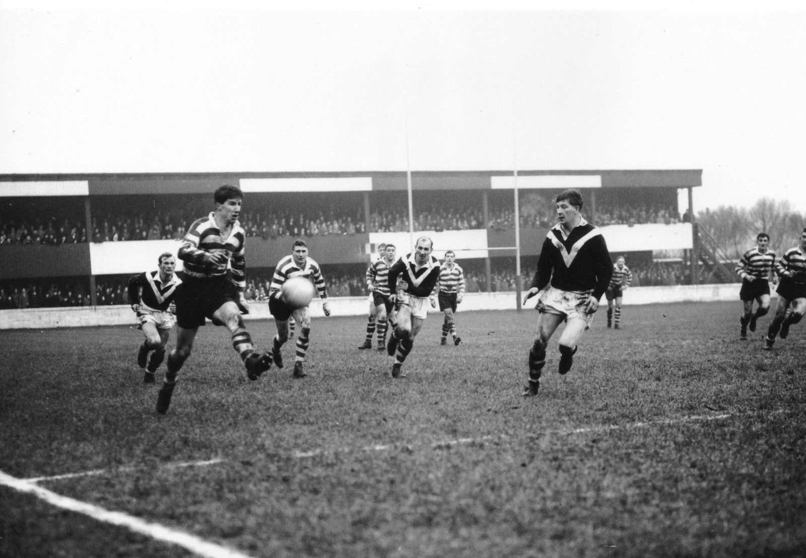 Alan Kellett kicks through v Hull - Dec 28th 1959.