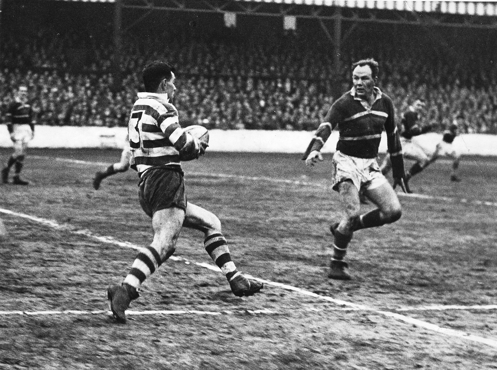 Alan Davies takes on Graham Shaw. Oldham v Hunslet - April 14th 1959.