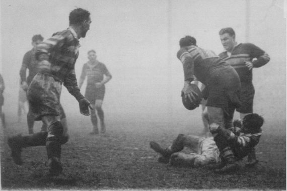 Bryn Goldswain brings down Arthur Clues in the Headingley fog - Feb 10th 1951.