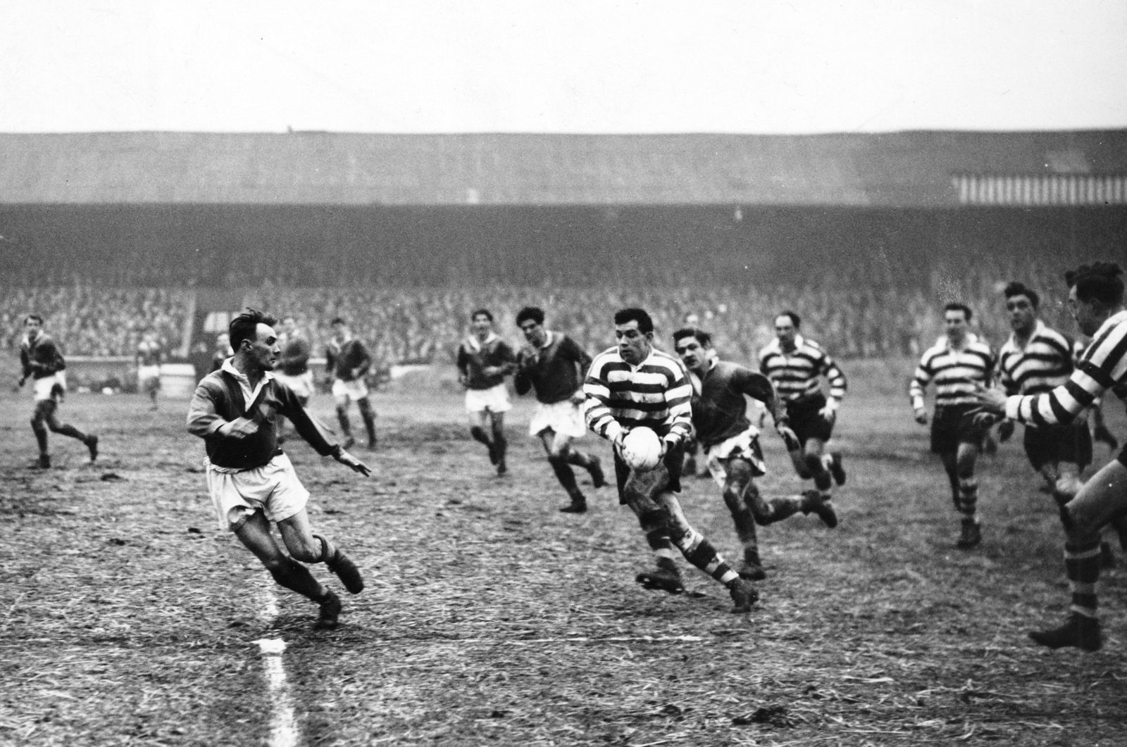 Alan Davies attempts to outwit Hemmingway of Leeds with a dummy to Terry O'Grady - Jan 4th 1958.