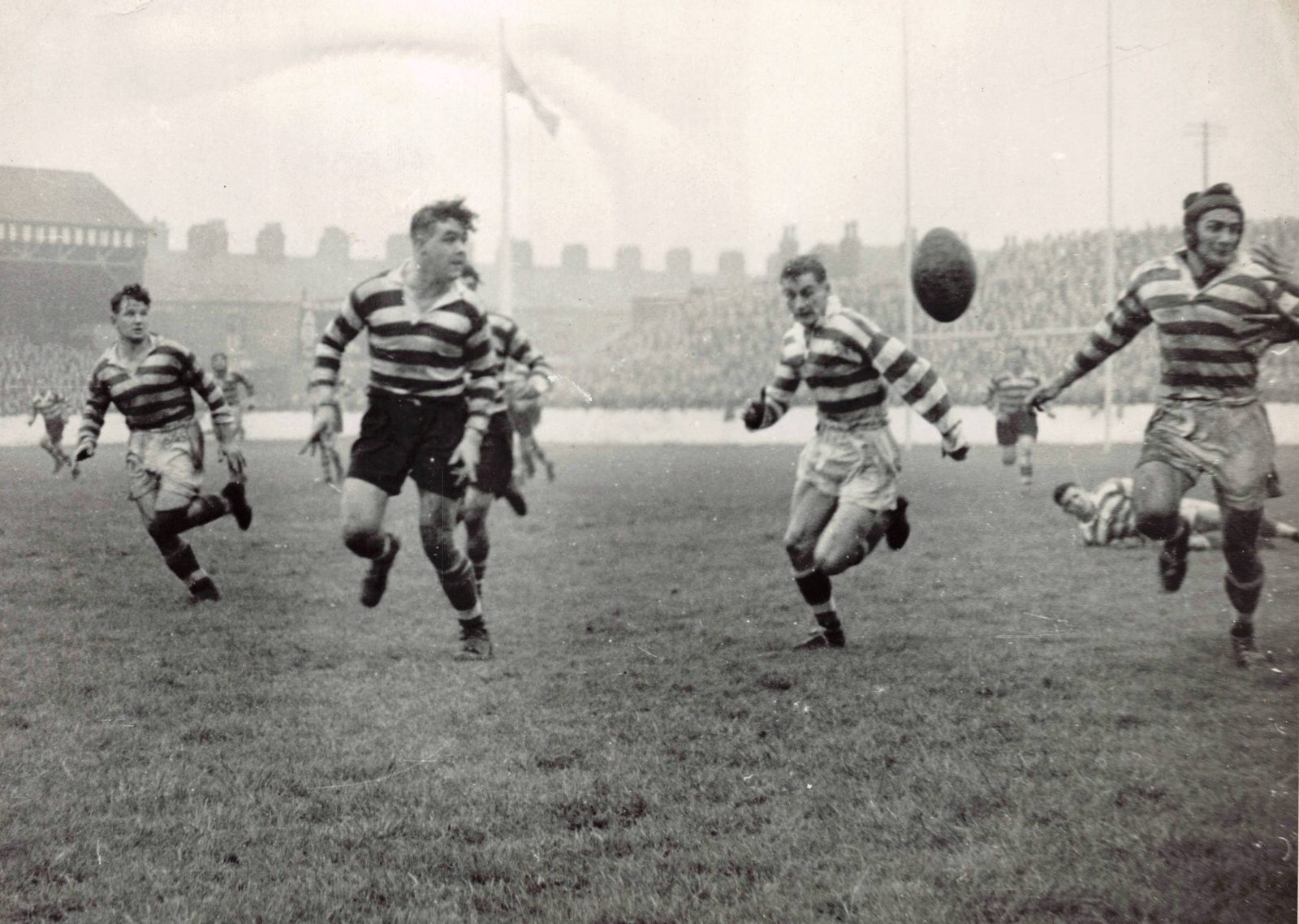 Ken Jackson releases a pass to the wing with a group of Leigh defenders in pursuit - Oct 16th 1951.