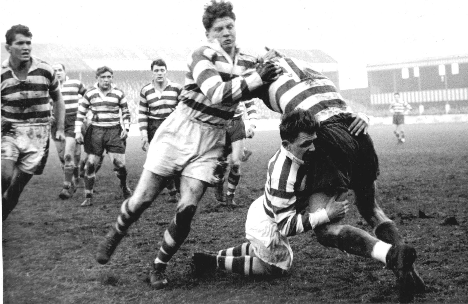 Arthur Tomlinson attracts the attention of Leigh defenders, Peter Foster, Brian Chadwick and Rex Mossop. The Oldham trio in the background are: Bryn Day, Johnny Feather and Les Anthony - Nov 8th 1952.