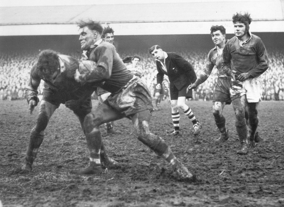 Stan Owen takes on Ken Jackson with Harry Ogden and Mick Martyn nearby - March 5th 1955..