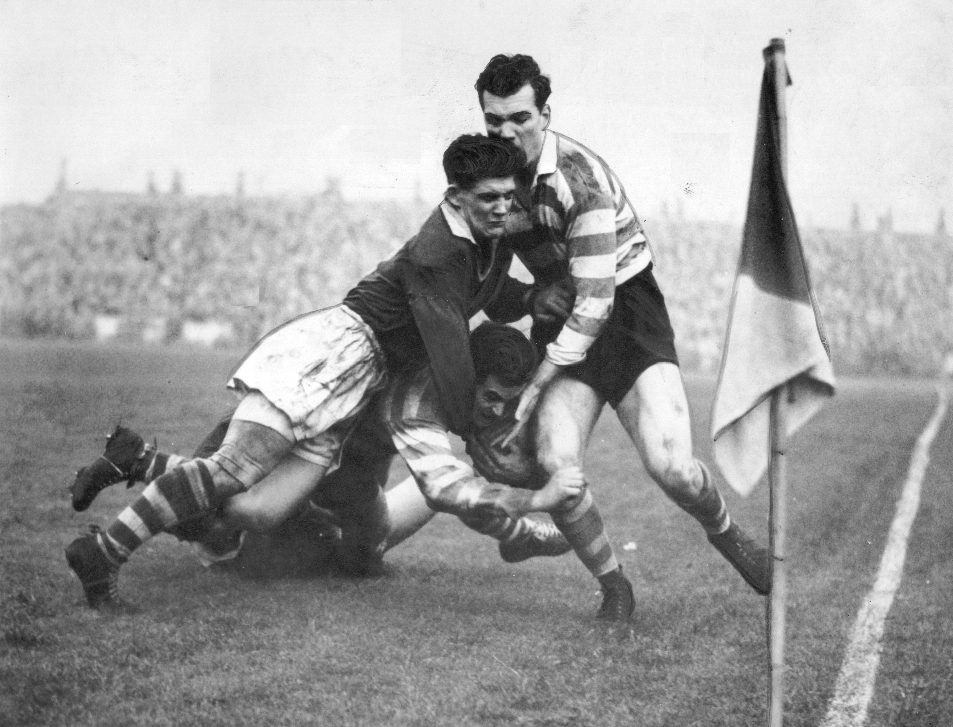 John Etty attempts to stop Brian Fallon from forcing Alan Davies into touch - Sep 19th 1956.