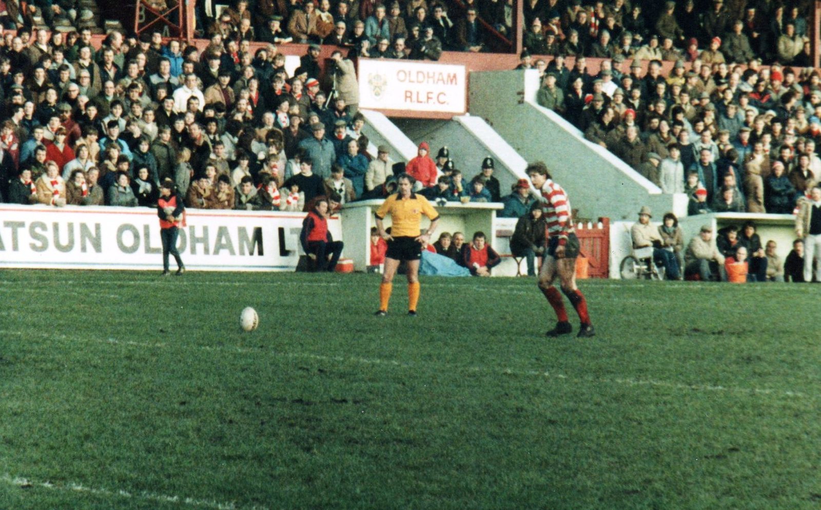 Mick Parrish goes for goal. Oldham v Leigh - Jan 8th 1984.