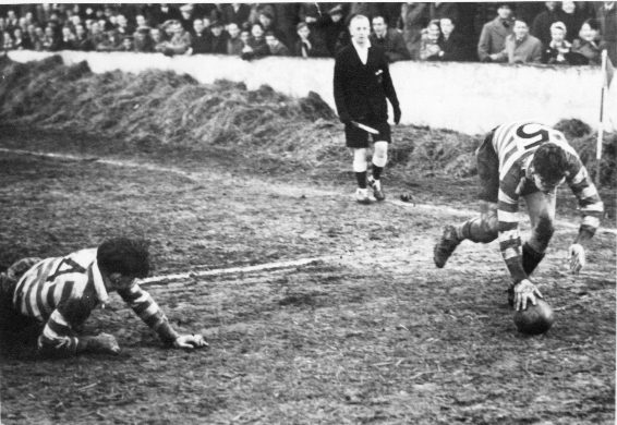 Alan Davies looks across to see Wilson Spencer touch down for Oldham’s third try v Liverpool - March 3rd 1951.