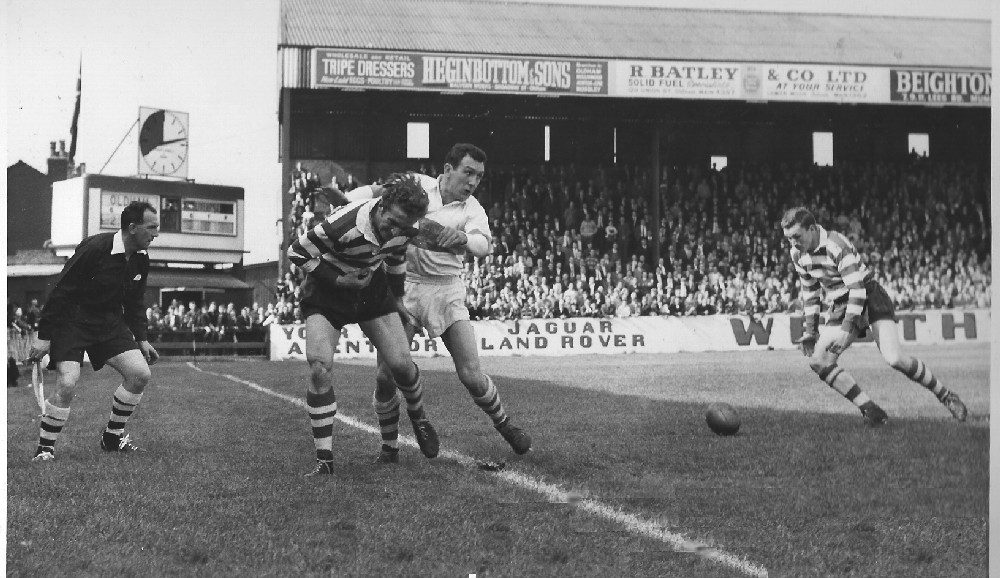 Joe Collins passes inside to Geoff Sims v Liverpool - Sep 12th 1964.