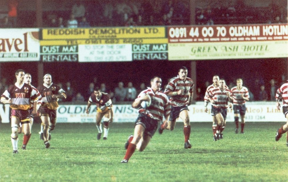 Howard Hill breaks clear of the London defence - Sep 20th 1995.