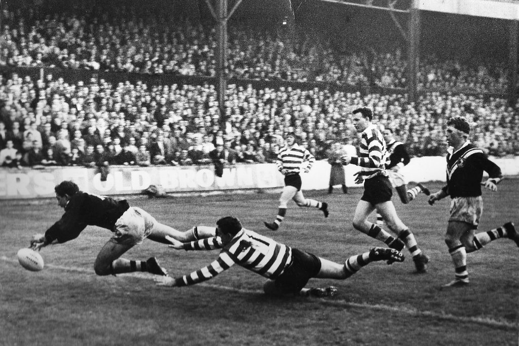 Kevin Dixon avoids John Winton's tackle to score the winning try for the Kiwis - Aug 31st 1965.