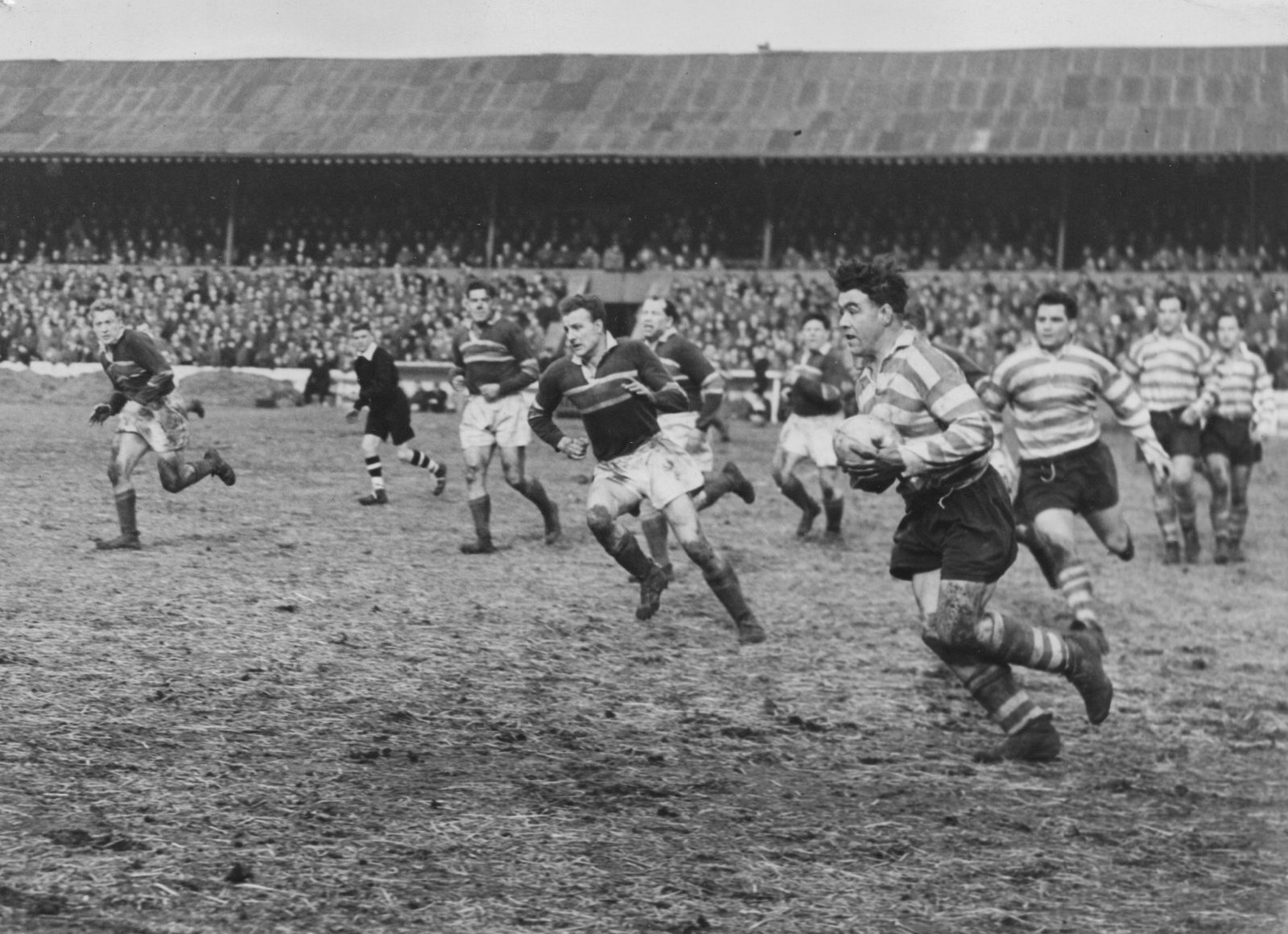 Ken Jackson breaks through to set up the first Oldham try - March 22nd 1958.