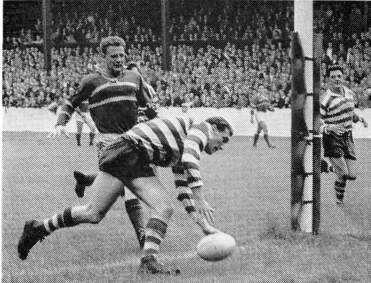 Roger Dufty scores Oldham's third try in the Law Cup - Aug 8th 1958.