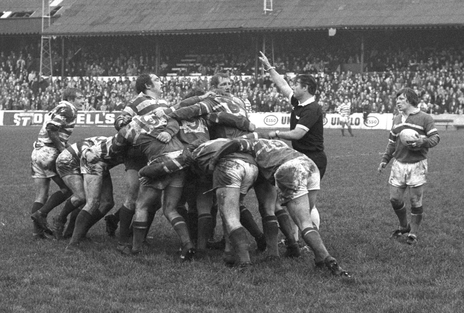 Scrum down! Oldham v Rochdale - Dec 26th 1977.