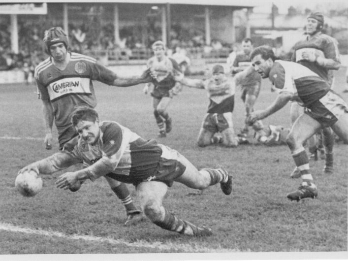 Richard Russell avoids Steve Gibson to score with John Henderson in support - Feb 11th 1990.