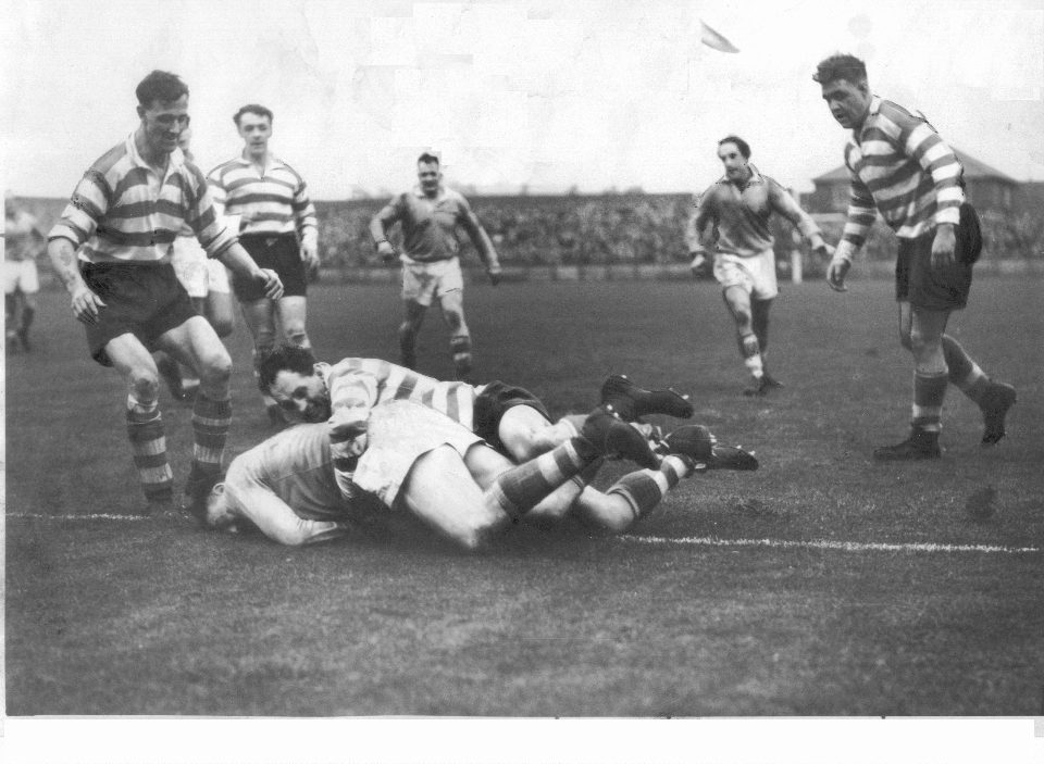 Sid Little brings down a Saints player with Jack Keith, Bernard Ganley, Tom McKinney, Walter Delves, and Ken Jackson in attendance - Oct 2nd 1957.