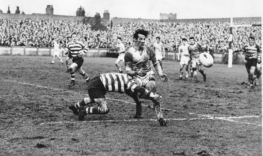 It’s Karalius again this time releasing a pass in the tackle - Dec 27th 1958.