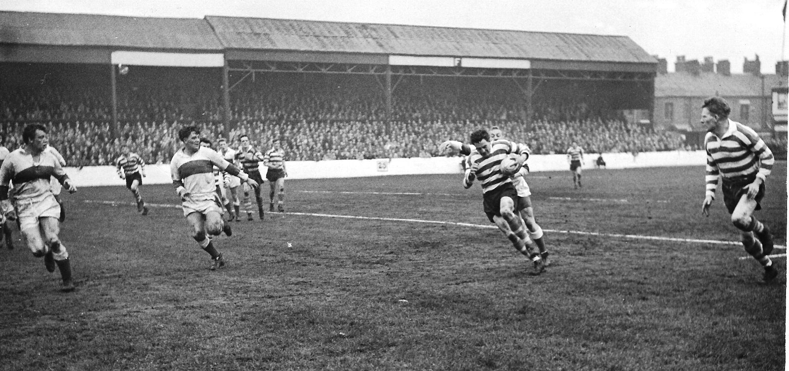 Johnny Noon tries to escape the Saints defence - April 26th 1960.