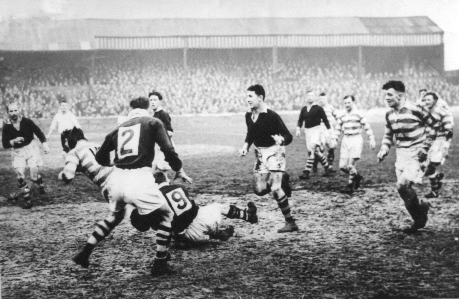 Albert Fearnley is brought down by the Swinton hooker, Frank Osmond, with Harry Ogden up in support - Jan 14th 1950.