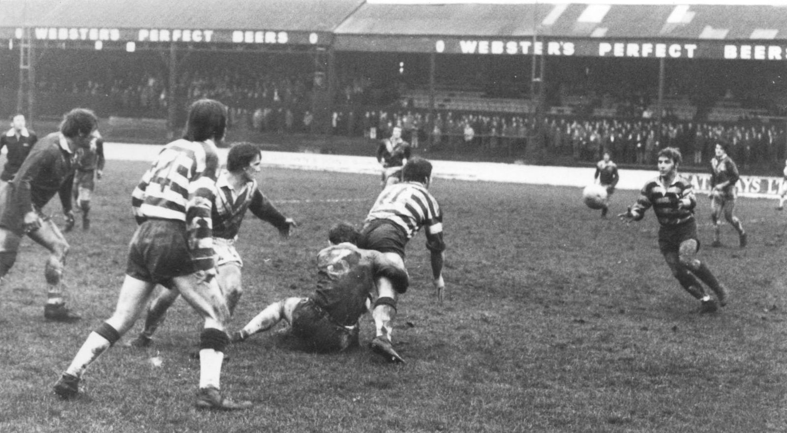 Bob Irving releases a pass to Kevin Taylor. Oldham v Swinton - Jan 8th 1972.