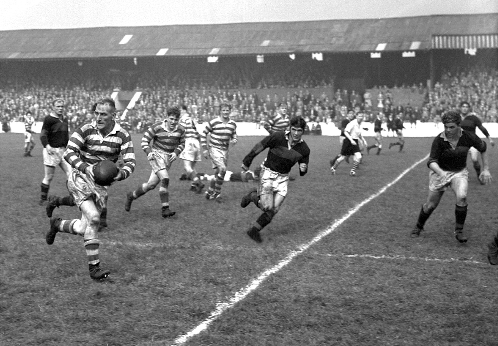 Arthur Tomlinson on the move against Wakefield flanked by Les Anthony, Tommy Leyland and Jack Taylor - Sep 9th 1950.