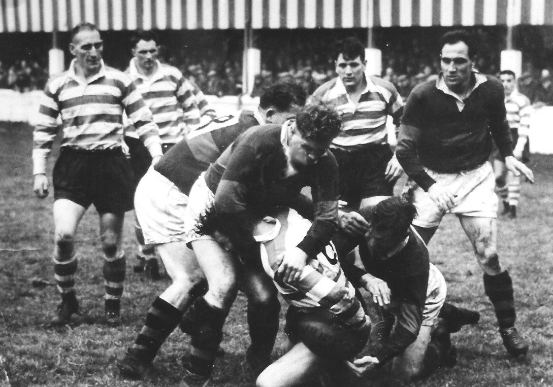 Jack Keith is brought down by the Wakefield defence as Arthur Tomlinson, Sid Little and Les Anthony look on - Sep 20th 1952.