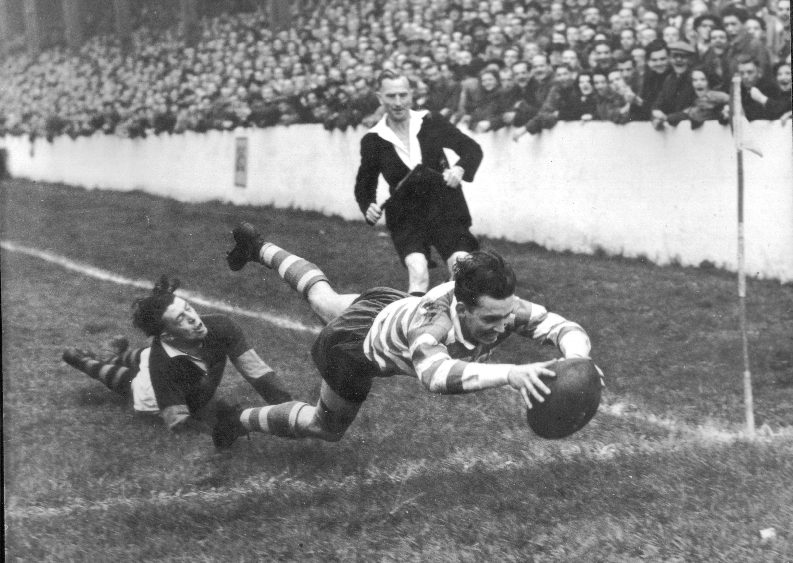 Lawrie Platt evades Wakefield full-back, Ernest Luckman to dive over for a spectacular try - Sep 20th 1952.