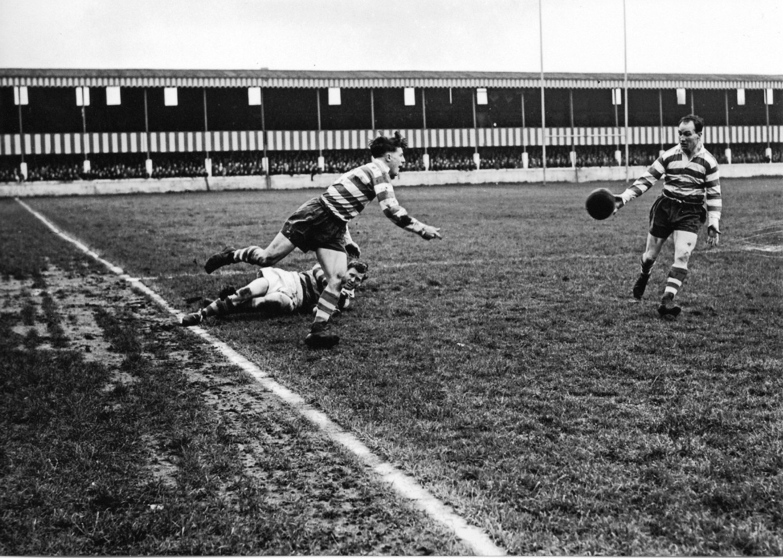 Lionel Emmitt narrowly avoids the touchline before passing inside to Billy Mitchell - Oct 25th 1952.