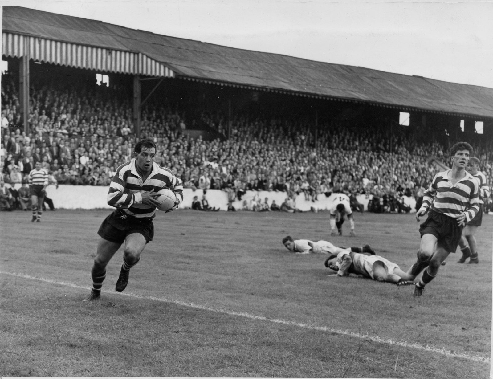 Leaving several defenders in his wake and with Alan Kellett in support, Alan Davies scores one of his four tries v Whitehaven - Aug 30th 1958.