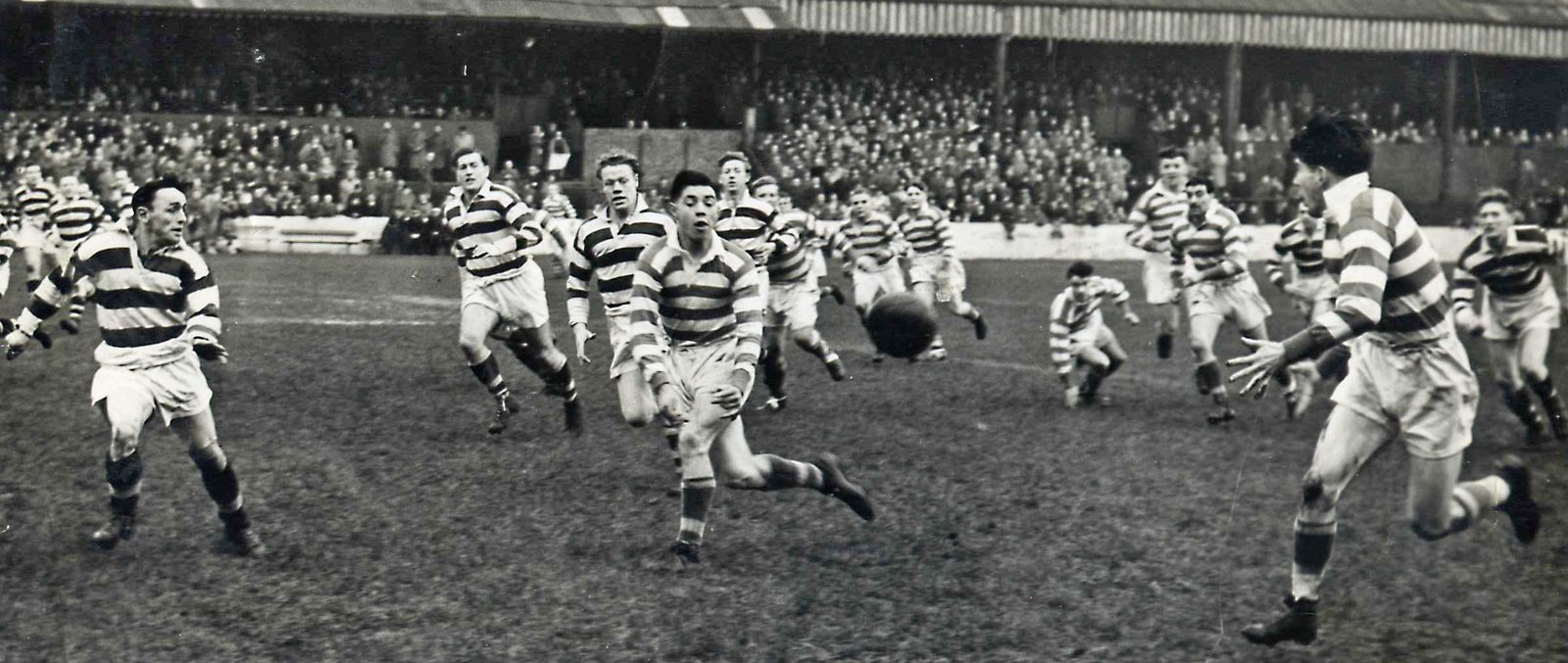 Alan Davies releases a try scoring pass to Joe Warham against Widnes - Nov 11th 1950.