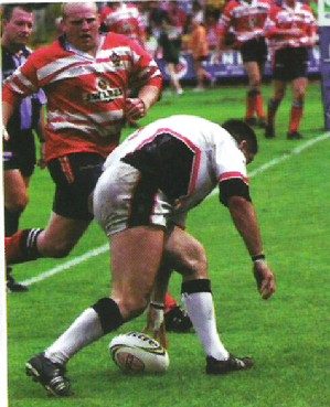Damian Munro scores for Widnes in the play-off final - July 28th 2001.
