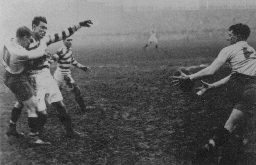 Ernie Knapman releases a pass to Syd Rix before taking a tackle - Dec 6th 1924.