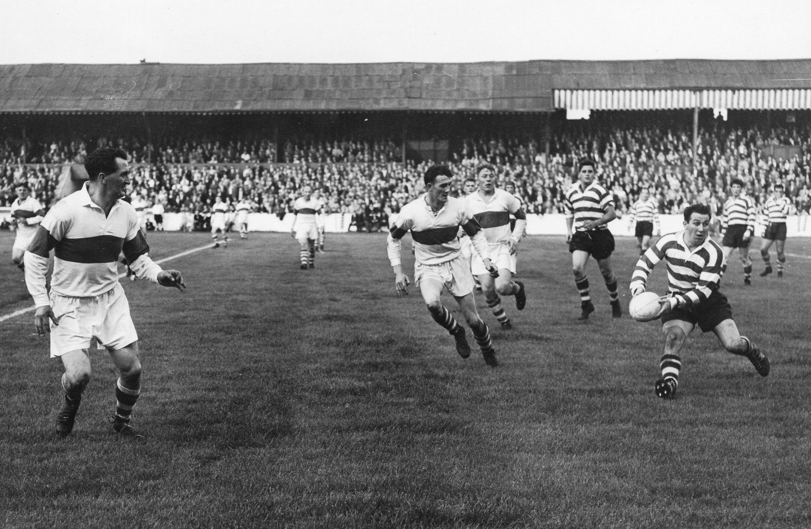 Frank Pitchford prepares to pass when challenged by Faulder an McAvoy - Sep 2nd 1958.
