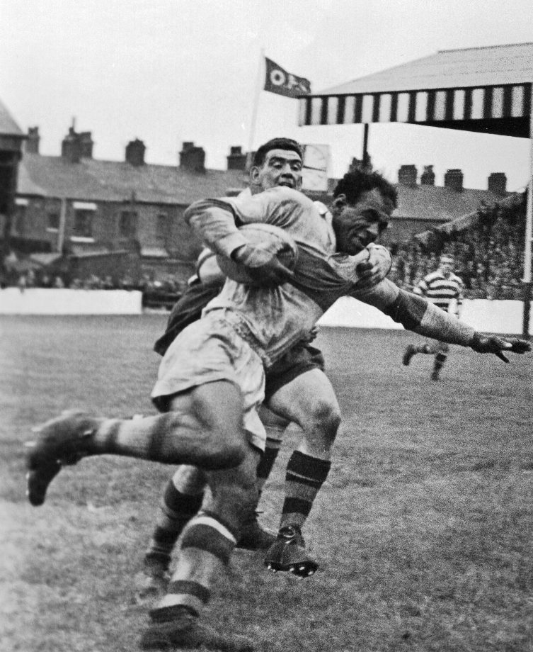 Cec Thompson is tackled by Len McIntyre - Oct 17th 1959.
