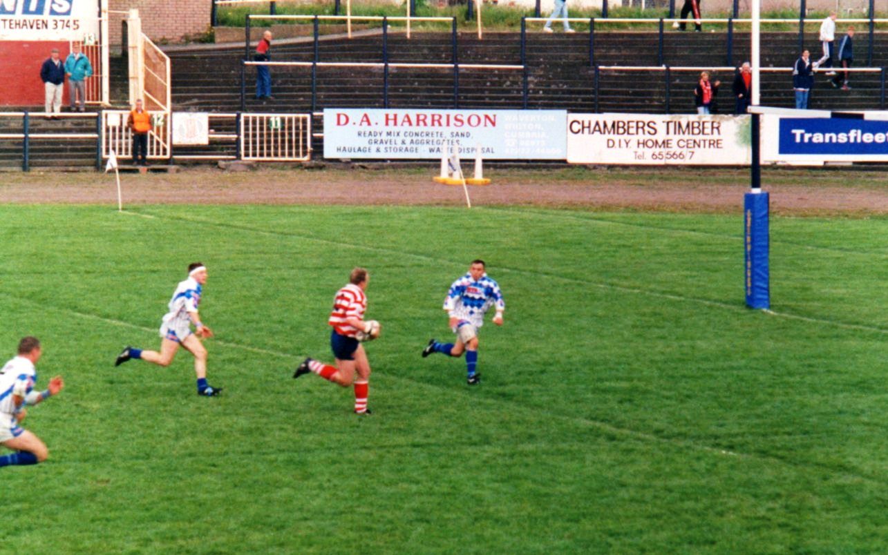 Graeme Shaw heads for the Workington line - June 8th 1998.