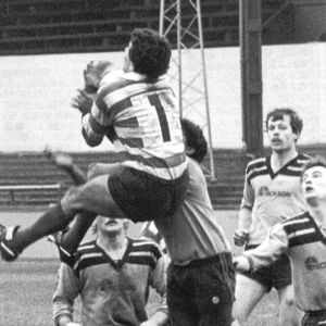 David Liddiard leaps high for the ball with future Roughyed Gary Hyde (Cas) in the background - Oct 20th 1985.