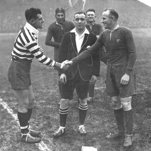 Rival captains, Syd Rix and Tom Gorman shake hands under the watchful eye of referee, Mr. F. Peel of Bradford.