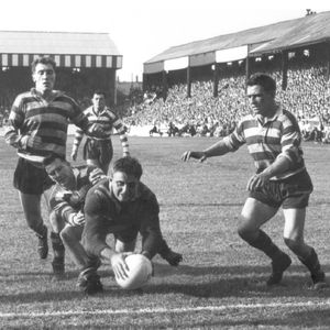Reg Gasnier scores in Frank Pitchford's tackle Roger Dufty, Alan Davies and Len McIntyre can only watch. Oct 3rd 1959.