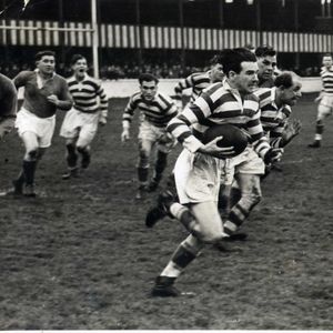 Joe Warham break clear against Batley - Nov 4th 1950.