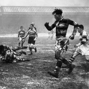 Cup-tie action. Oldham v Hull - Feb 16th 1952.