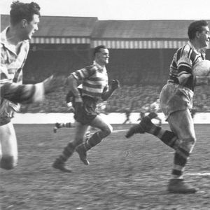 Bill Drake runs clear with Jack Keith and John Etty in pursuit - May 3rd 1958.