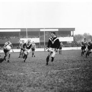 Alan Kellett kicks through v Hull - Dec 28th 1959.